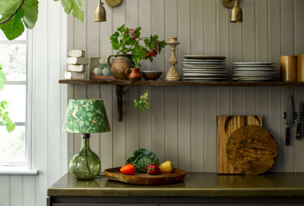 Penerangan Dapur dengan Lampu Meja Antik